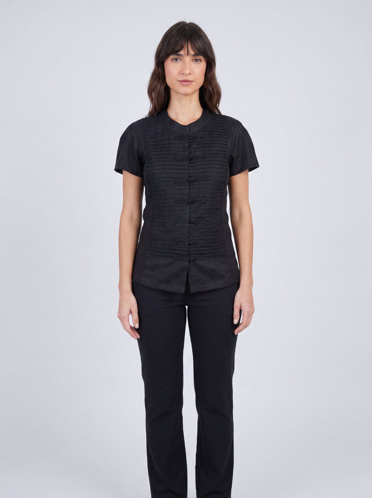 Inori Short Sleeve Top, premium 100% linen mandarin collar short-sleeve blouse with frog-button closures and adjustable lace-up back – close-up detail