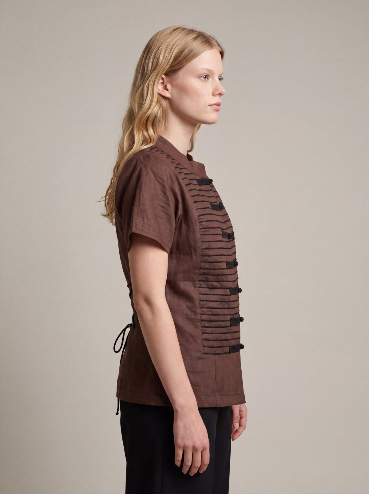 Inori Short Sleeve Top, premium 100% linen mandarin collar short-sleeve blouse with frog-button closures and adjustable lace-up back – flat lay detail