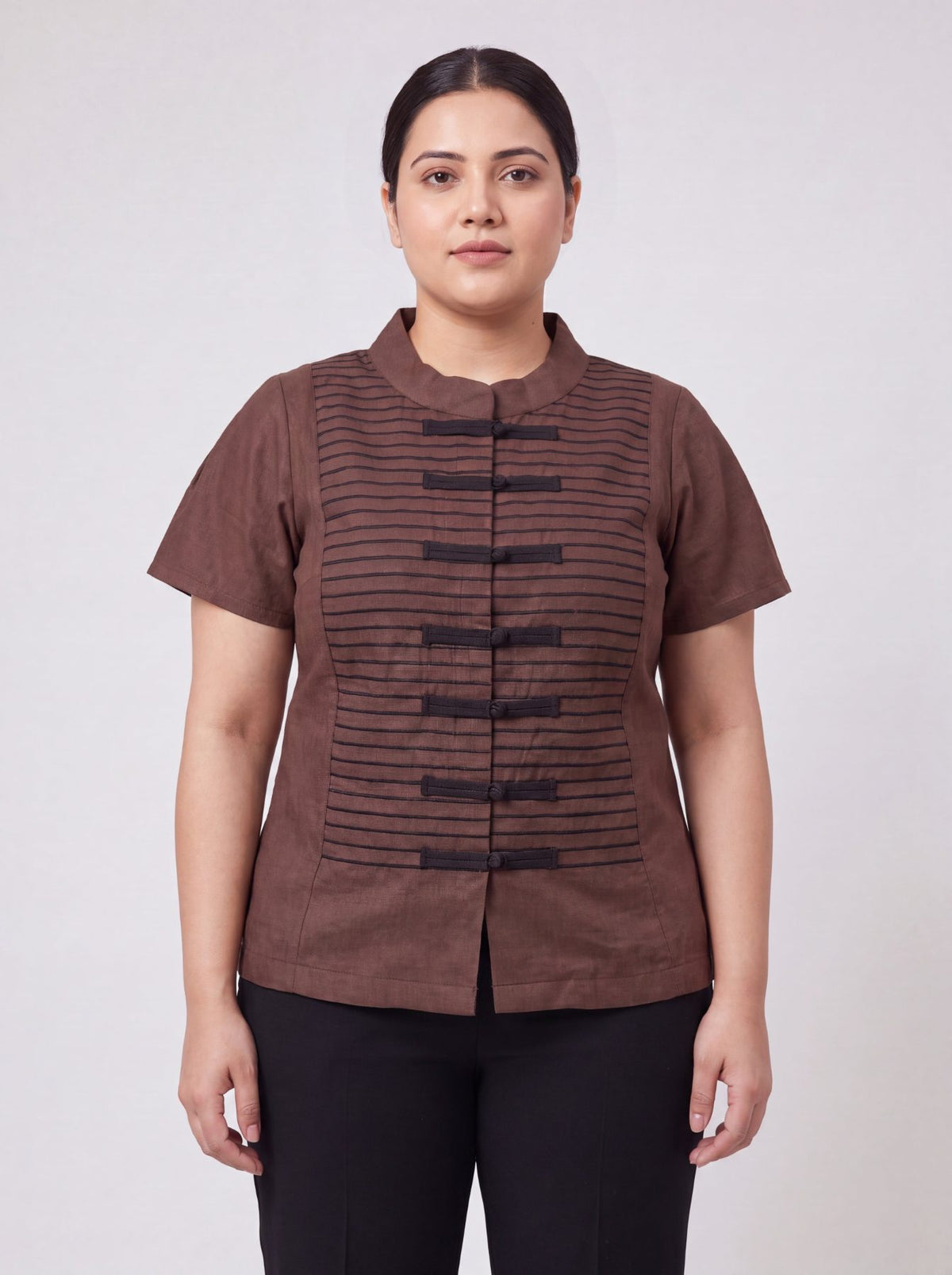 Inori Short Sleeve Top, premium 100% linen mandarin collar short-sleeve blouse with frog-button closures and adjustable lace-up back – close-up detail