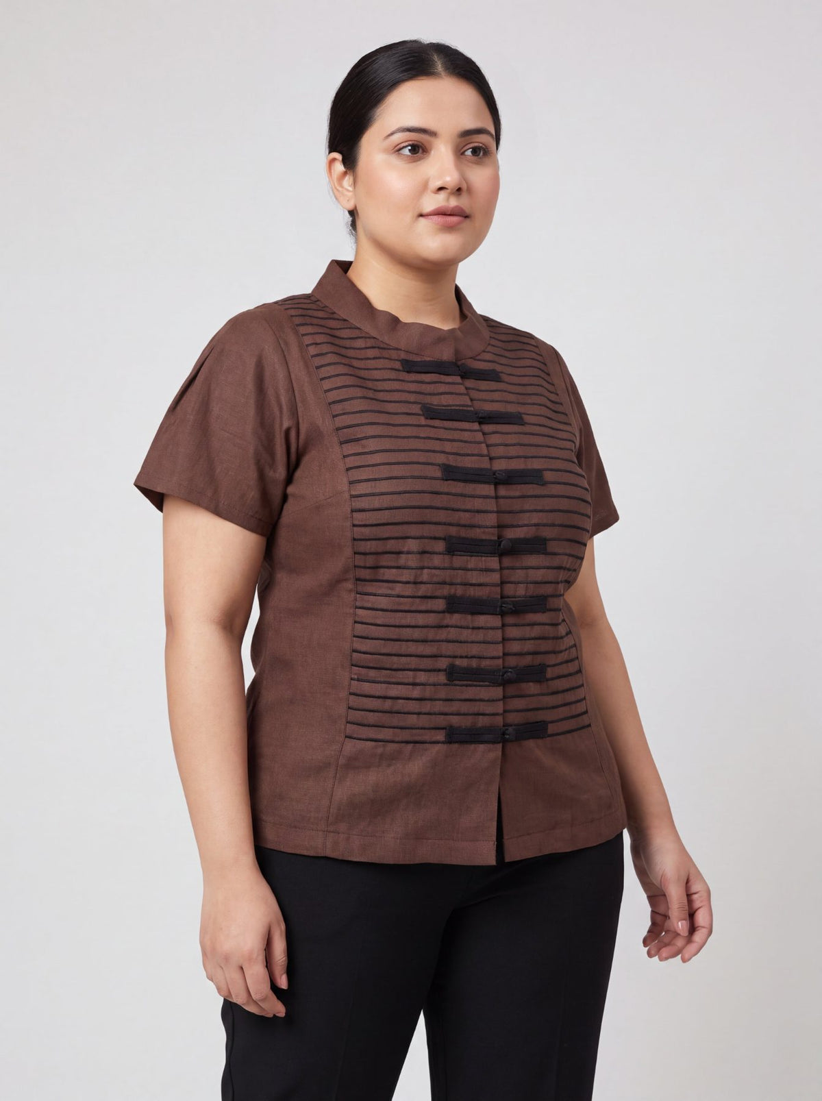 Inori Short Sleeve Top, premium 100% linen mandarin collar short-sleeve blouse with frog-button closures and adjustable lace-up back – side view