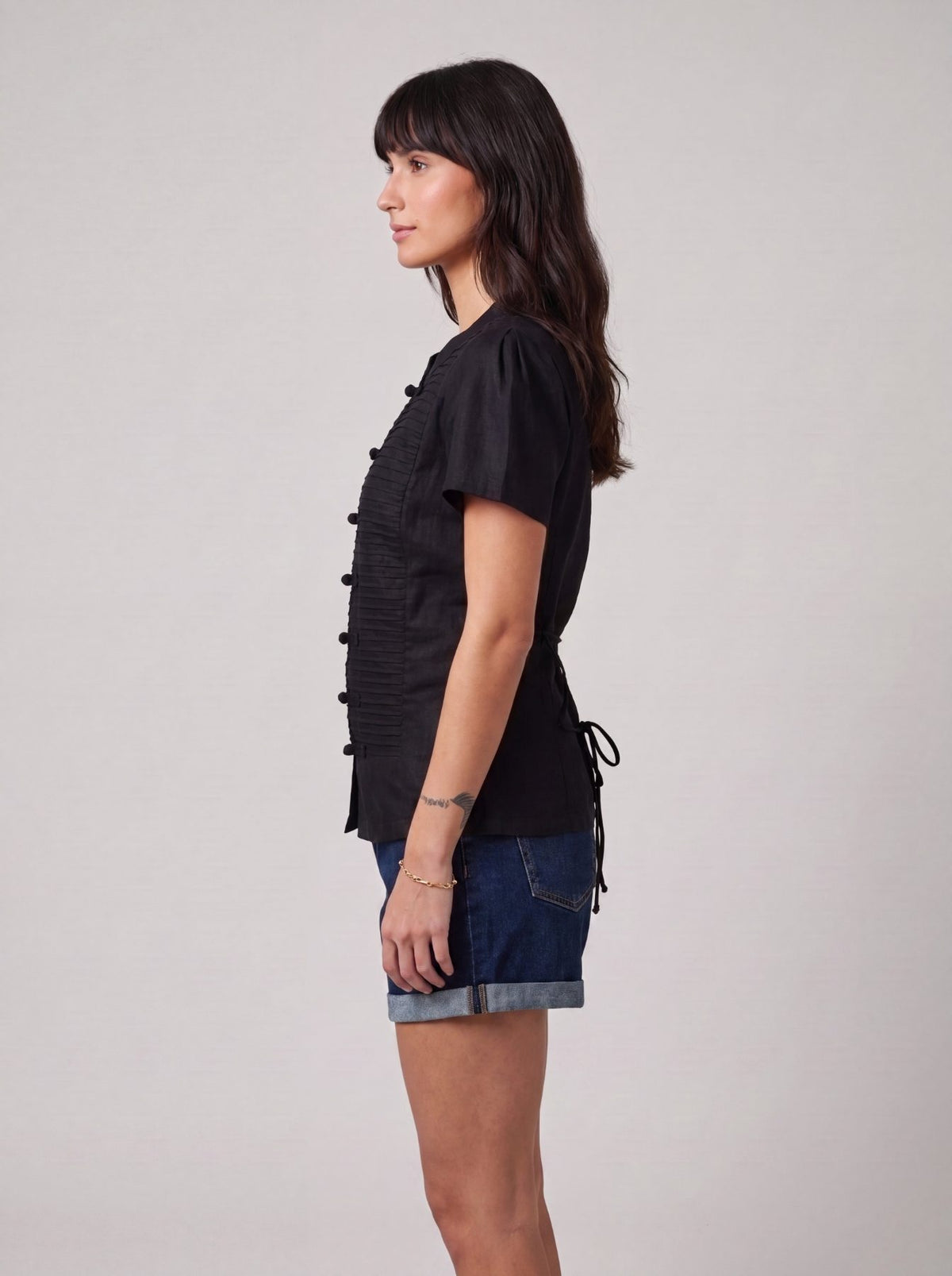 Inori Short Sleeve Top, premium 100% linen mandarin collar short-sleeve blouse with frog-button closures and adjustable lace-up back – alternate angle