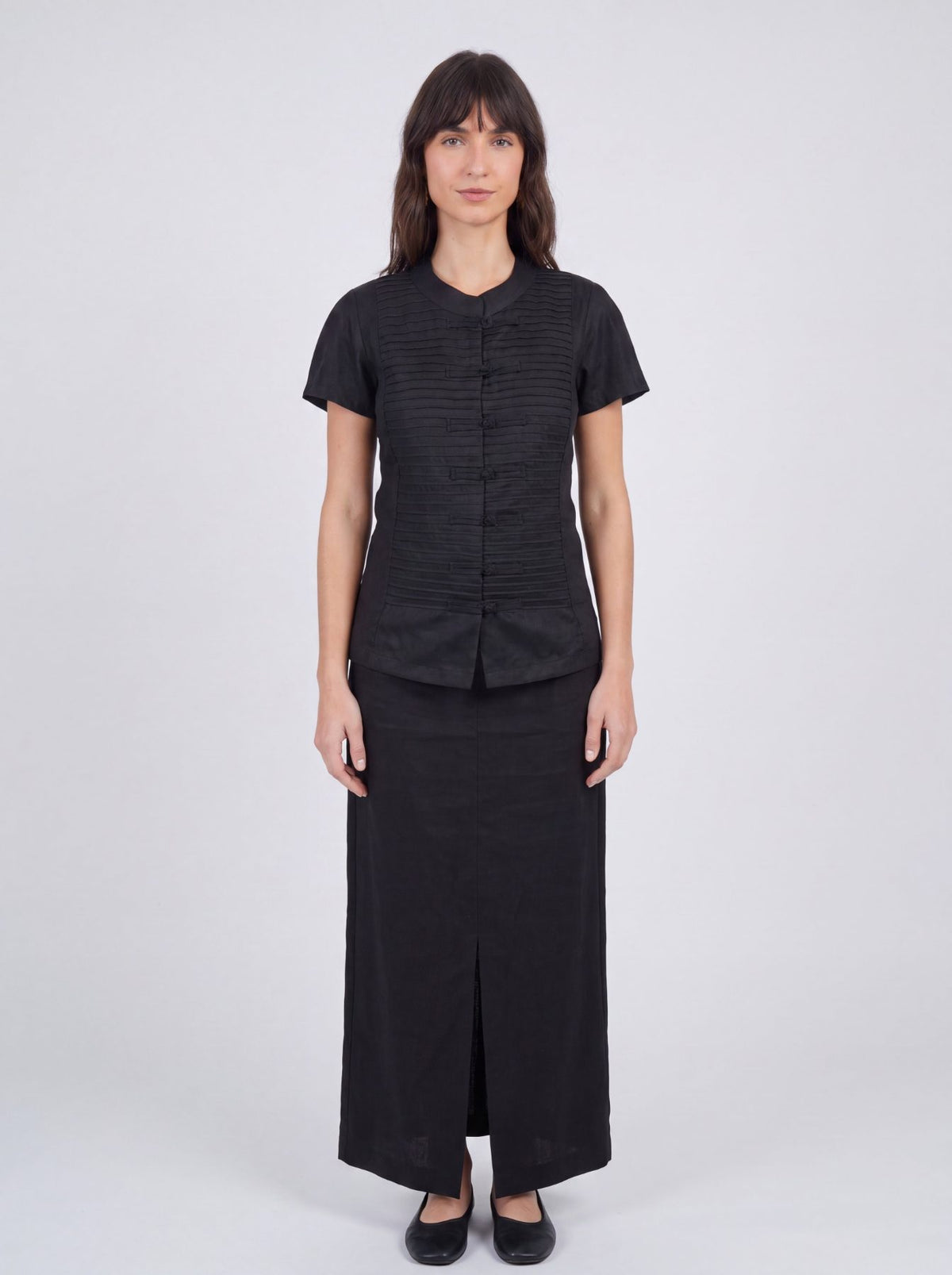 Inori Short Sleeve Top, premium 100% linen mandarin collar short-sleeve blouse with frog-button closures and adjustable lace-up back – side view
