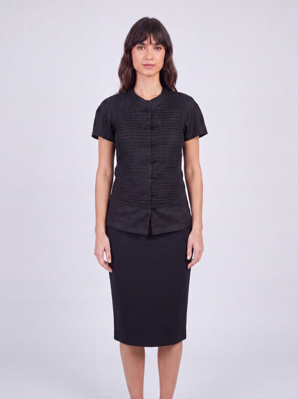 Inori Short Sleeve Top, premium 100% linen mandarin collar short-sleeve blouse with frog-button closures and adjustable lace-up back – close-up detail